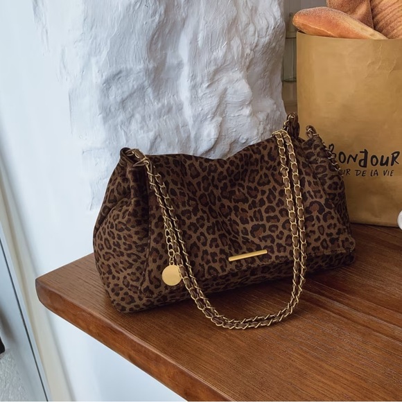 Chic Leopard Print Shoulder Bag with Gold Chain - Picture 2 of 3